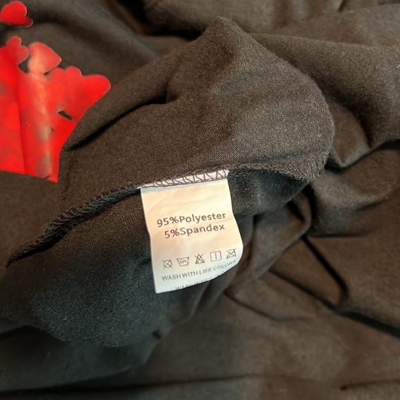 Black plus size tshirt with hearts decal - Picture 4 of 5